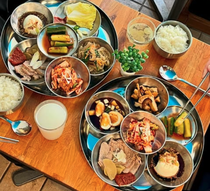Koreansk set meny i Stockholm – lunch med ris, soppa och banchan på Her Name is Kim